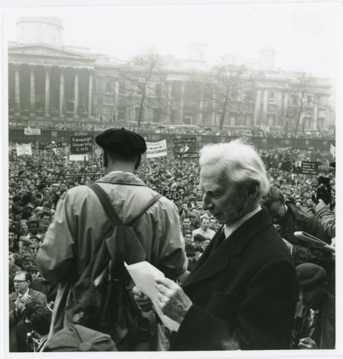 Londra, Trafalgar Square, 1961. Bertrand Russell si prepara a pronunciare un discorso al termine dell’Aldermaston March