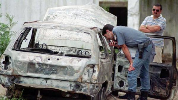 La carcassa dell’auto in cui fu trovato il corpo di José Luis Cabezas, ucciso e bruciato