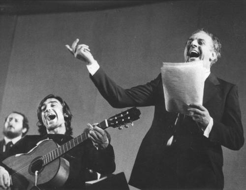 Foto di scena di "Vorrei morire anche stasera se dovessi pensare che non è servito a niente", collages di monologhi e canzoni sulla Resistenza italiana e palestinese, in due tempi di Dario Fo, debuttato il 27 ottobre 1970 al Capannone di via Colletta a Milano