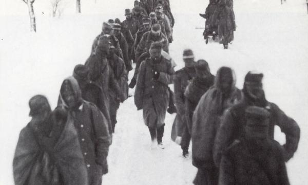 Prigionieri del Litorale (Küstenland, le tre province autonome di Trieste, Istria e Gradisca-Gorizia, fino al 1918) in marcia nell'inverno 1916