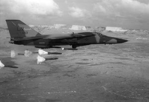 Un F-111 americano sorvola il golfo di Sirte