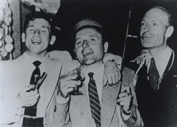 Klaus Barbie (al centro) in Bolivia