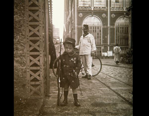 Ivry-sur-Seine, 1915. Bimbo vestito da soldato, foto di M. Luizard