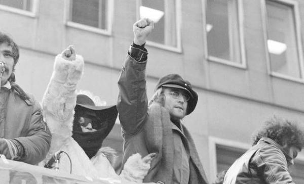 1972: John Lennon e Yoko Ono a pugno chiuso manifestano contro l'occupazione britannica dell'Irlanda del Nord