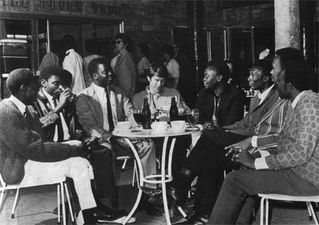Jeremy Taylor con Alphonse Kapinga e la sua orchestra, Nairobi, anni 60.