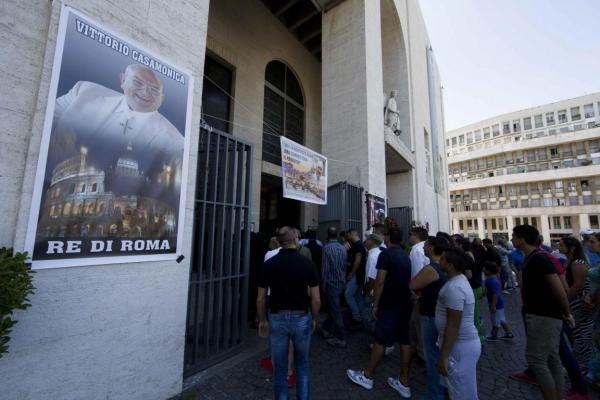 Roma, 20 agosto 2015. Funerale in grande stile per il boss mafioso Vittorio Casamonica, "O' Re de Roma"