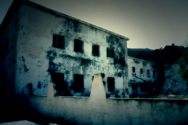 Leros, rovine di un centro di detenzione 