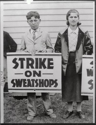 Harrisburg, Pennsylvania, 1933. “The Babies Strike”, sciopero di ragazzini e ragazzine tra i 14 e il 16 anni sfruttati nei sweatshops.