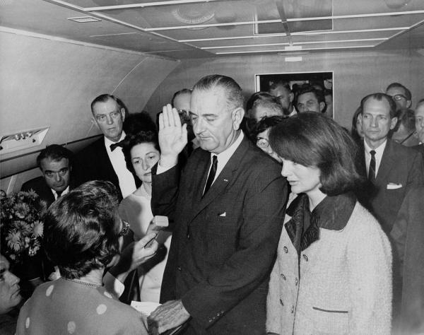 LBJ sull’Air Force One giura da presidente subentrante a due ore dall’assassinio di Kennedy, 22 novembre 1963. Accanto a lui Jacqueline Kennedy. Fotografia di Cecil W. Stoughton.