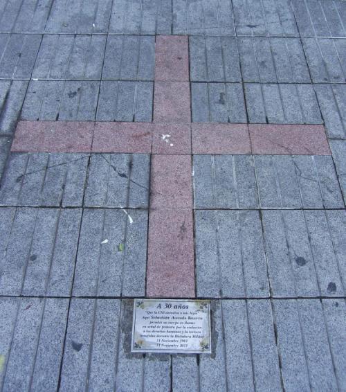 La croce posta nel 2013 nel luogo in cui Sebastián Acevedo Becerra si immolò nel 1983