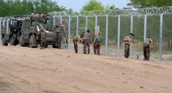 Barriera anti immigrati al confine tra Ungheria e Serbia
