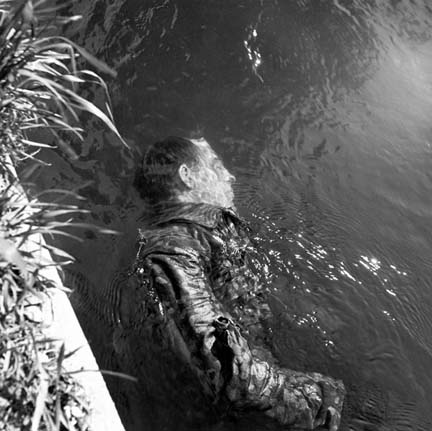 Il corpo di un soldato delle SS in un canale