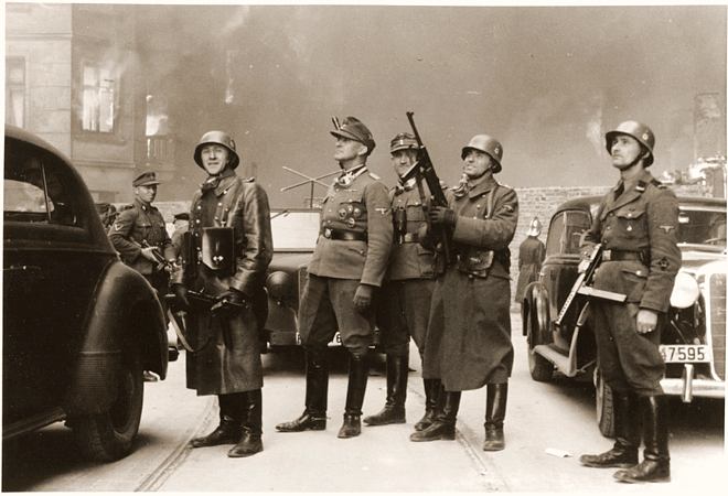 <br />
Josef Blösche (il primo a destra) in azione durante la distruzione del ghetto di Varsavia.