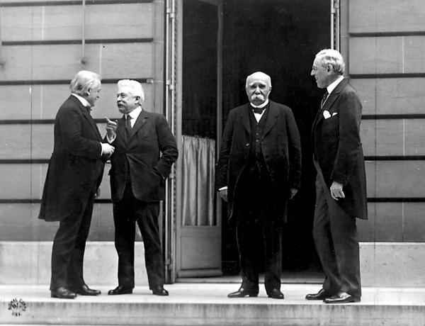Quattro signori: Da sinistra, il primo ministro del Regno Unito Lloyd George, il presidente del Consiglio italiano Orlando, il presidente del Consiglio francese Clemenceau e il presidente degli Stati Uniti d'America Wilson.
