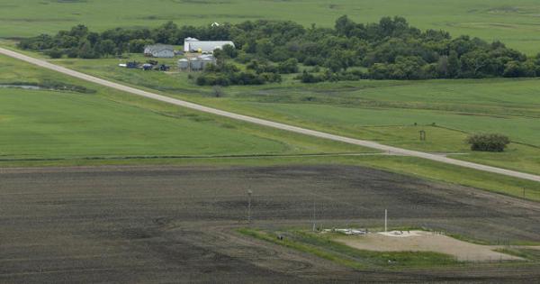 Silos di missili balistici nucleari intercontinentali accanto ad una fattoria a Minot, Nord Dakota (La foto non risale agli anni 60 o 70 od 80… è stata scattata il 24 giugno 2014)