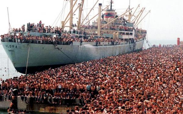La nave albanese Vlora a Bari nel marzo del 1991