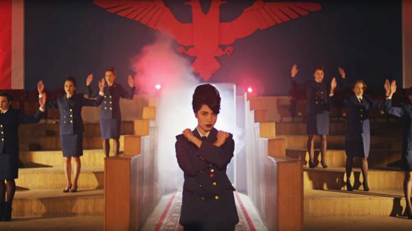 Nadežda Tolokonnikova e le Pussy Riot in in fotogramma del video “Čajka”