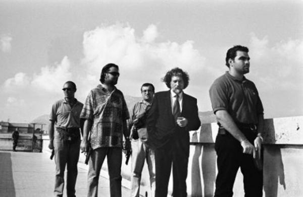 Il magistrato Roberto Scarpinato con la scorta sul tetto del Tribunale Palermo  Palermo ,1998