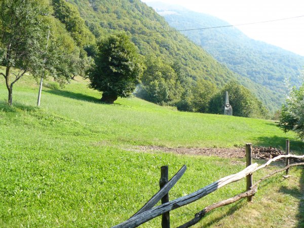Il ‎prato di Sibaud. In fondo a destra il cippo che commemora il giuro del 1689.‎