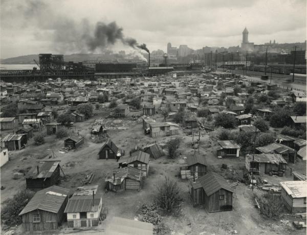 Great Depression. “Hooverville”, Seattle, 1932-1937 (“Hooverville”, dal nome del presidente Herbert Clark Hoover, in carica dal 1929 al 1933, era il nome dato alle baraccopoli che sorsero ai margini di tutte le grandi città statunitensi in quegli anni)