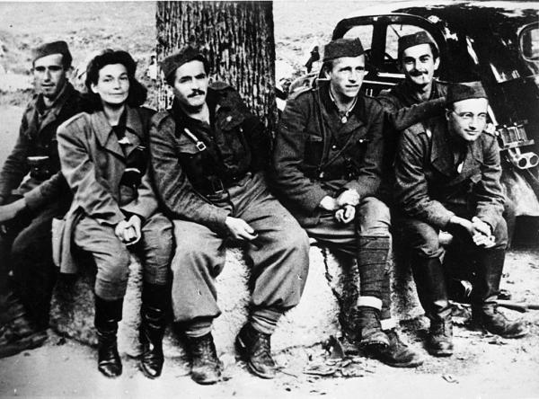 Karel Destovnik, “Kajuh”, il secondo da dx, insieme ad alcuni compagni della XIV divisione partigiana slovena.