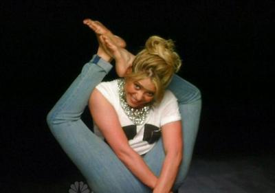 Shakira dà prova della sua abilità come contorsionista
