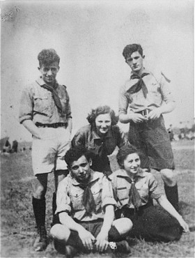 Mordechai Anielewicz (in piedi, a destra)