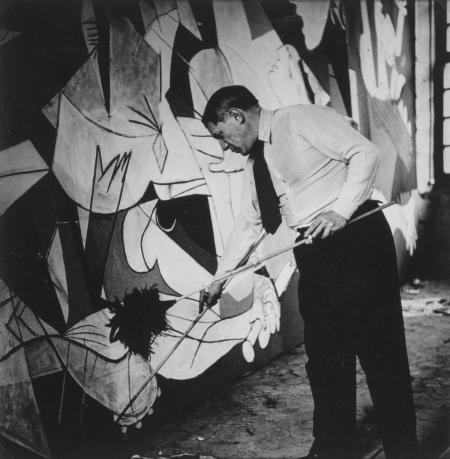 Picasso inizia a lavorare a Guernica, foto di Dora Maar