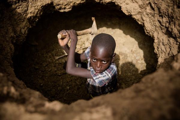  Bambino lavoratore in una miniera d’oro in Burkina Faso, 2016 (foto: Unicef/Garcia)