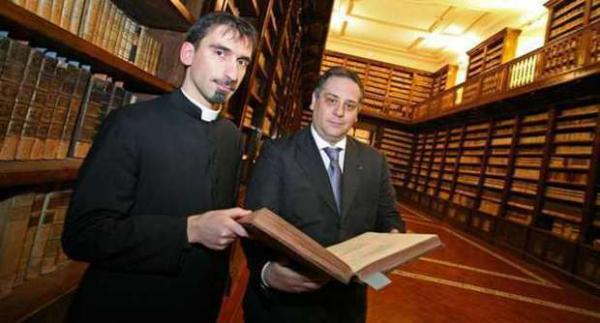 De Caro ed uno dei suoi complici, l’ex conservatore dei Girolamini don Sandro Marsano