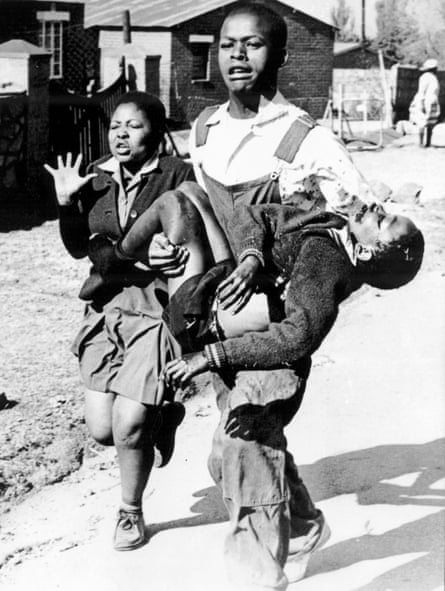 Soweto, 16 giugno 1976. Un ragazzo sorregge piangendo il corpo senza vita di Hector Peterson, 12 anni, abbattuto dalla polizia.