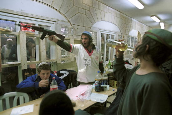 Kiryat Arba. Giovani coloni del Kach (ultradestra) celebrano il Purim presso la tomba del loro eroe, Baruch Goldstein