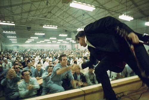 Johnny Cash stringe la mano a un carcerato nel suo storico concerto alla Folsom Prison nel 1968