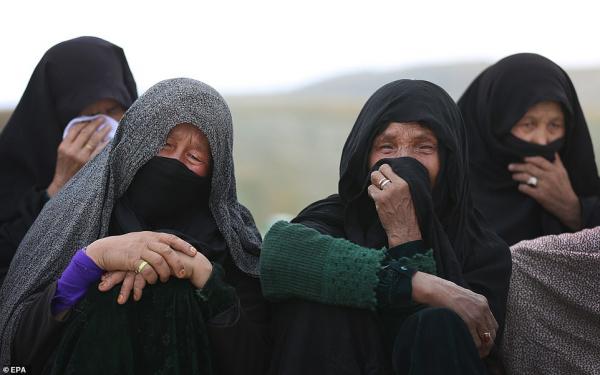 Madri afgane ai funerali delle figlie uccise in ospedale