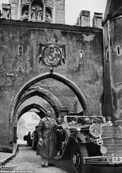 Hitler all’esterno del carcere di Landsberg, 1924 (anche lui vi soggiornò brevemente dopo il “Putsch della birreria di Monaco” del 1923)