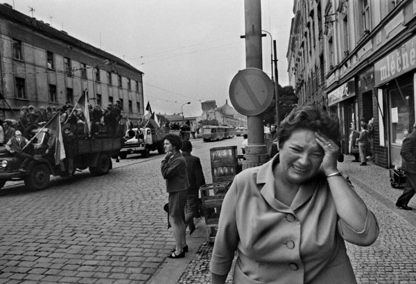 Praga, agosto 1968, fotografia di Josef Koudelka