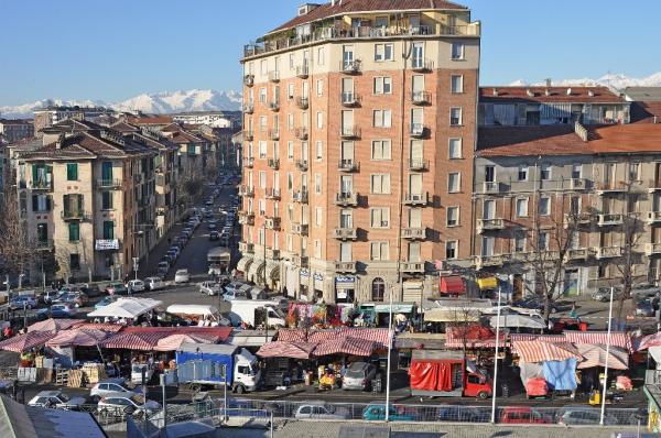 Il ‎mercato di corso Racconigi all’incrocio con via Vigone, fotografato dall’ex Züst Ambrosetti‎