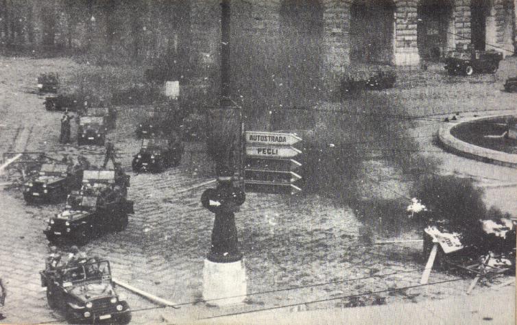 La polizia ripresa in un momento del carosello, attorno alla vasca di piazza De Ferrari, <br />
mentre si apprestano a sparare, non solo candelotti lacrimogeni, contro gli antifascisti genovesi.