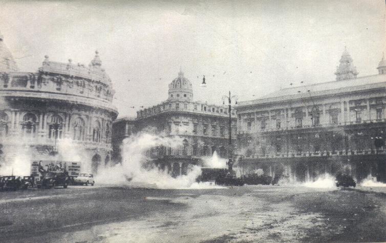 30 giugno 1960 - Piazza De Ferrari - La polizia dei reparti celere entra in azione.
