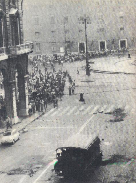 30 giugno 1960 - I manifestanti attestati a lato della piazza pronti a rispondere alla provocazione poliziesca.