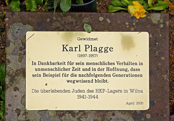 Targa commemorativa di  Karl Plagge nella sua città natale Darmstadt. “In ringraziamento per il suo essere umano durante un tempo inumano, con la speranza che il suo esempio sia da guida per le future generazioni. Gli ebrei sopravvissuti del campo HKP di Vilnius, 1941-1944”