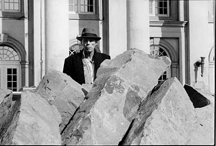 Joseph Beuys accanto alla sua installazione “7000 Eichen – Stadtverwaldung statt Stadtverwaltung” (7000 querce - Forestazione anzichè Amministrazione della città”)