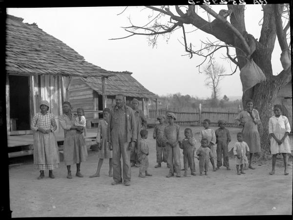 Bracciante nero e famiglia, Alabama 1937, foto di Arthur Rothstein.