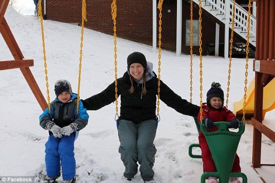 Billie Hettinger (32 anni) con i due figli Courtney e Collin di 4 e 5 anni. Nel 2016 Brad Hettinger, 33 anni, veterano della guerra in Iraq ha ucciso tutta la famiglia prima di suicidarsi.