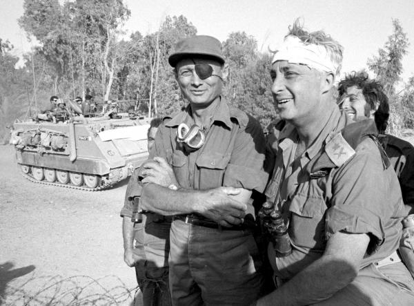Moshe Dayan e Ariel Sharon, durante la guerra del Kippur, 1973.
