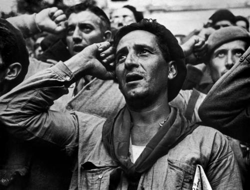 Bidding farewell to the International Brigades, Spain, October 25th, 1938, fotografia di un grande fotoreporter di guerra, l’ungherese Robert Capa (1913-1954).
