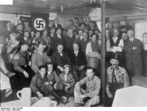Monaco di Baviera, 1930. Nella Braunes Haus in Brienner Straße 45, sede del Partito Nazista