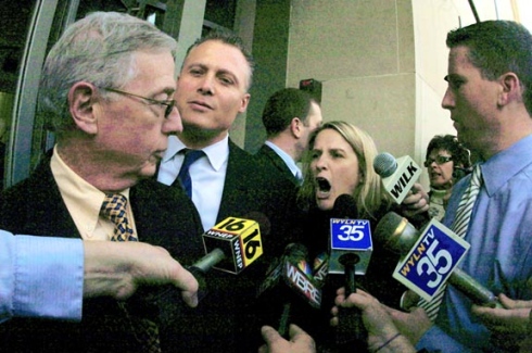 L’ex giudice Mark Ciavarella affrontato da Sandy Fonzo, madre di Edward R. Kenzakoski, suicidatosi dopo l’ingiusta detenzione