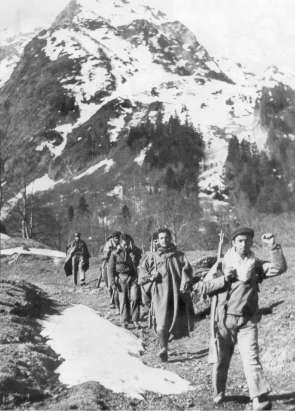 Maquis spagnoli mentre attraversano i Pirenei