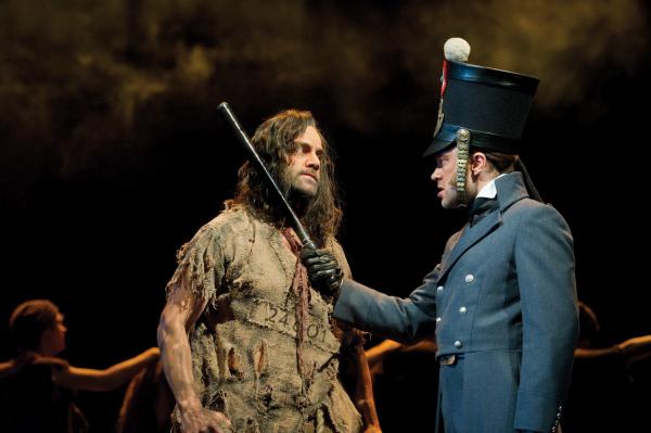 Valjean e Javert, in teatro.